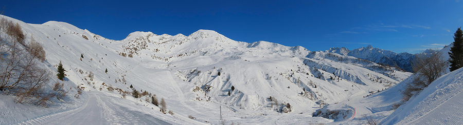 Dal Passo della croce (1943 m) pestando neve battuta in saliscendi fino al Rif. Mirtillo 1979 m)